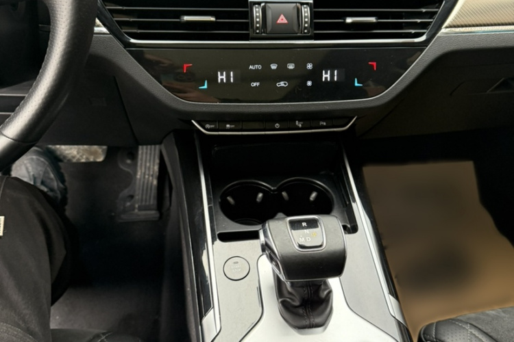 红旗HS5 2019款 2.0T 智联旗享版中控内饰7009