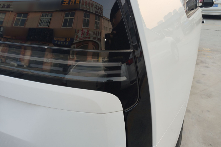 理想汽车 理想MEGA 2024款 Ultra车身外观9