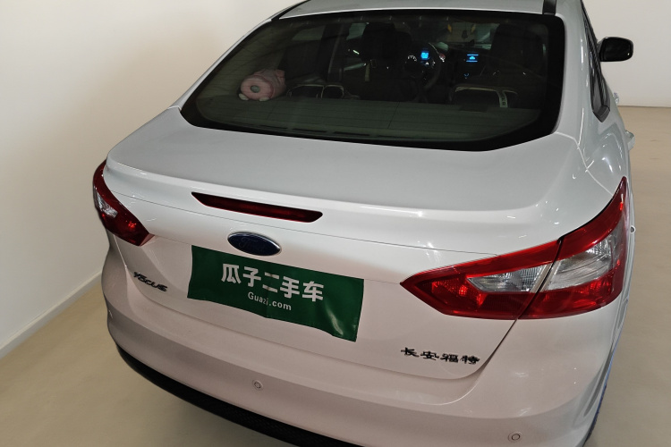 福特 福克斯 2012款 三厢 1.6L 自动风尚型车身外观6