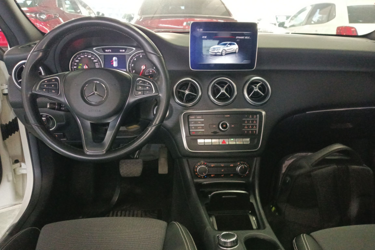 奔驰A级(进口) 2018款 A 200 动感型中控内饰7002