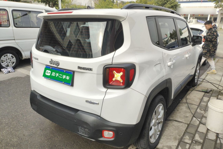 Jeep 自由侠 2018款 互联大屏版 180T 自动高能版车身外观7