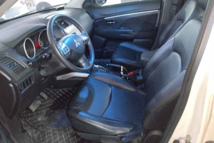 三菱 劲炫ASX 2013款 2.0L CVT两驱精英版中控内饰19