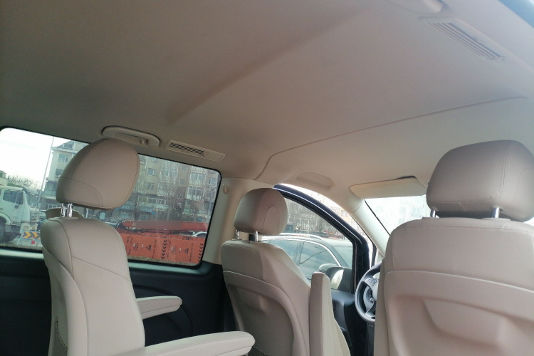 奔驰 威霆 2021款 2.0T 精英版 7座中控内饰22