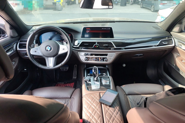 宝马7系 2019款 改款 740Li 领先型 M运动套装中控内饰12
