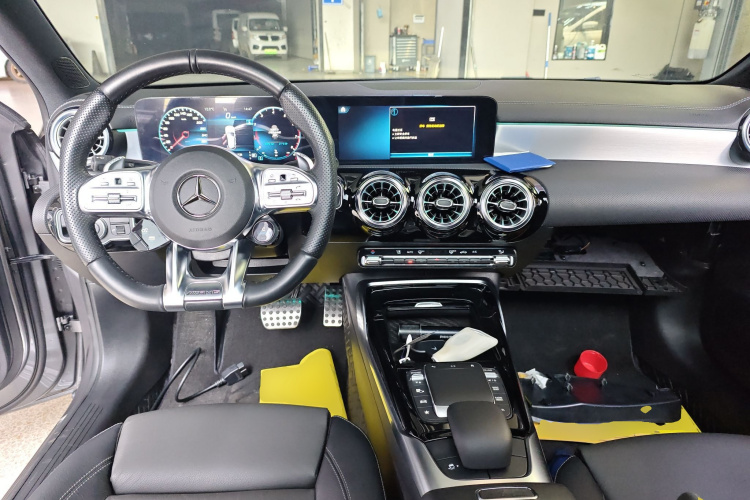 奔驰A级AMG(进口) 2022款 AMG A 35 4MATIC中控内饰12