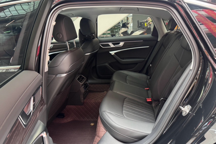 奥迪A6L 2024款 45 TFSI quattro 臻选致雅型中控内饰7004