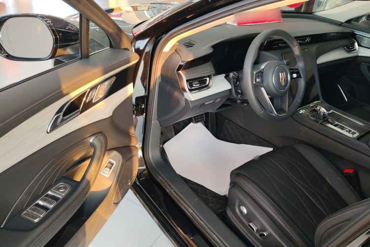 红旗H5 2025款 2.0T 自动旗领版中控内饰20