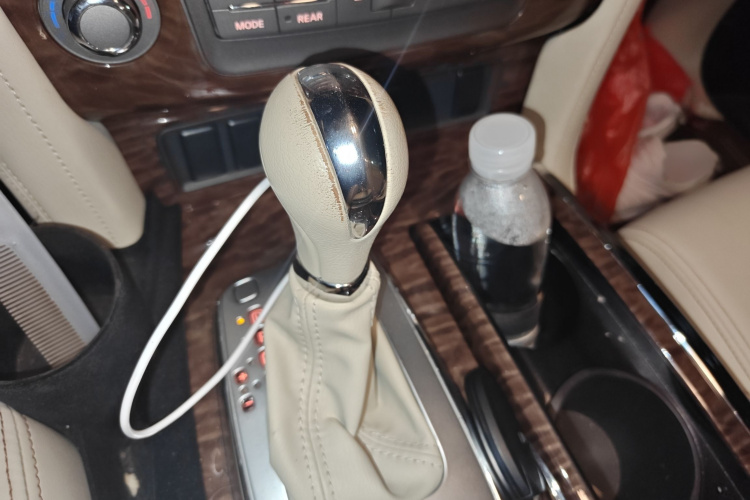 日产 途乐 2017款 5.6L 标准型局部细节18