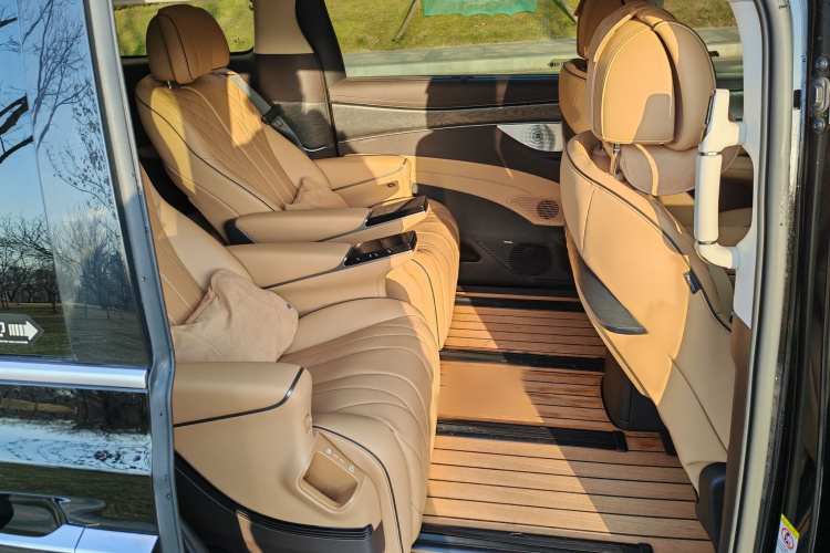 腾势D9 2024款 DM-i 980 四驱尊贵型中控内饰7002