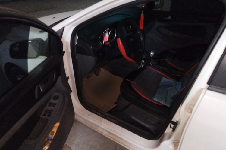 福特 福克斯 2013款 两厢经典 1.8L 手动基本型中控内饰20