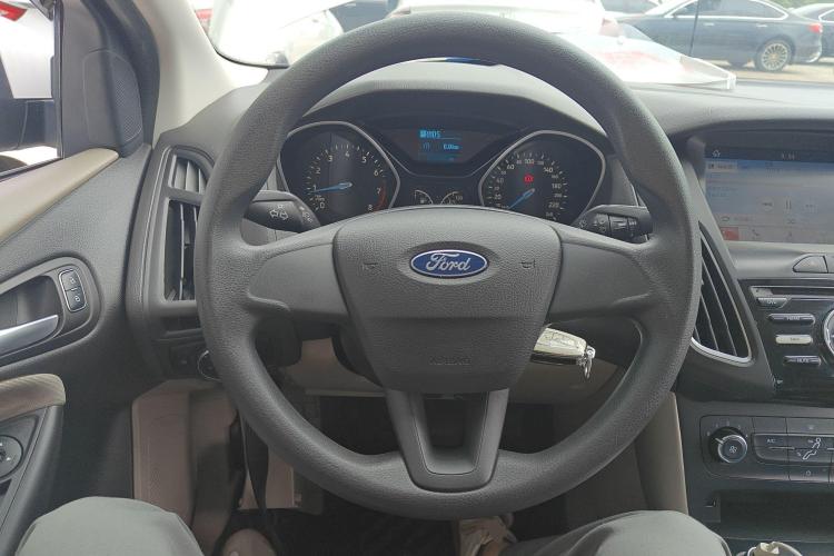 福特 福克斯 2018款 三厢经典 1.6L 自动舒适型智行版中控内饰13