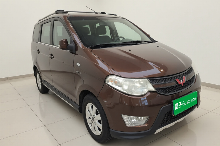 五菱汽车 五菱宏光 2014款 1.5L S自动豪华型车身外观3