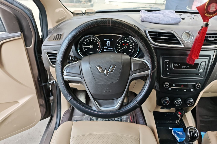 五菱汽车 五菱宏光 2016款 1.5L 改款S舒适型中控内饰13