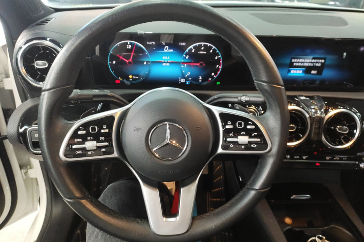 奔驰A级 2021款 A 200 L 运动轿车动感型中控内饰13