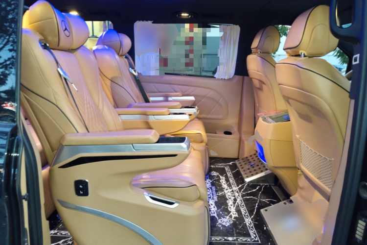 奔驰 威霆 2021款 2.0T 精英版 7座中控内饰21