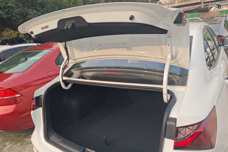 荣威i5 2026款 1.5L CVT豪华版机舱底盘23