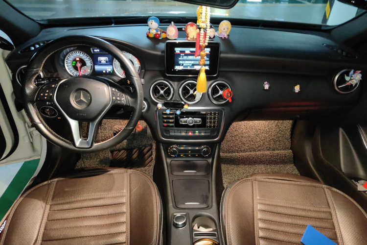 奔驰A级(进口) 2015款 A 200 时尚型中控内饰12