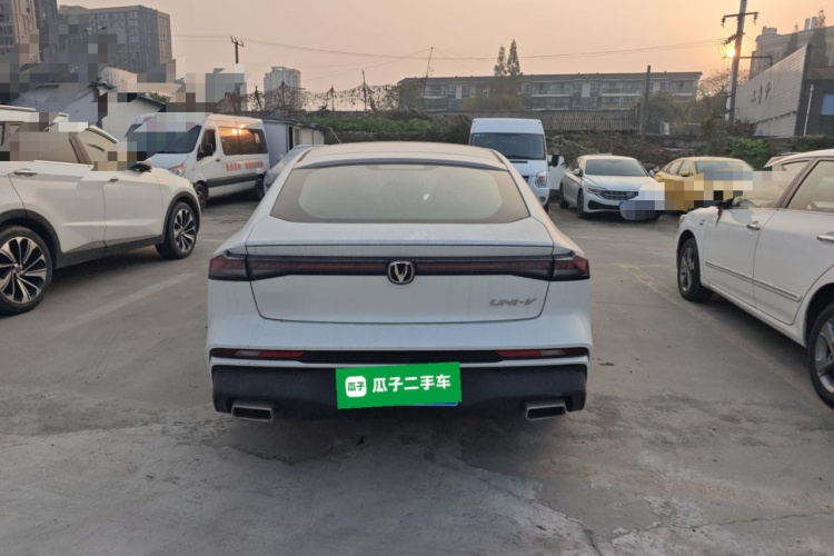 长安UNI-V 2024款 1.5T 尊贵型车身外观6