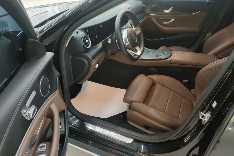 奔驰E级 2020款 E 260 L 运动型中控内饰20