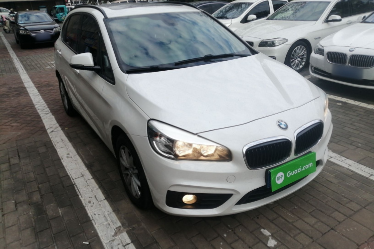 宝马2系旅行车 2016款 218i 时尚型车身外观3