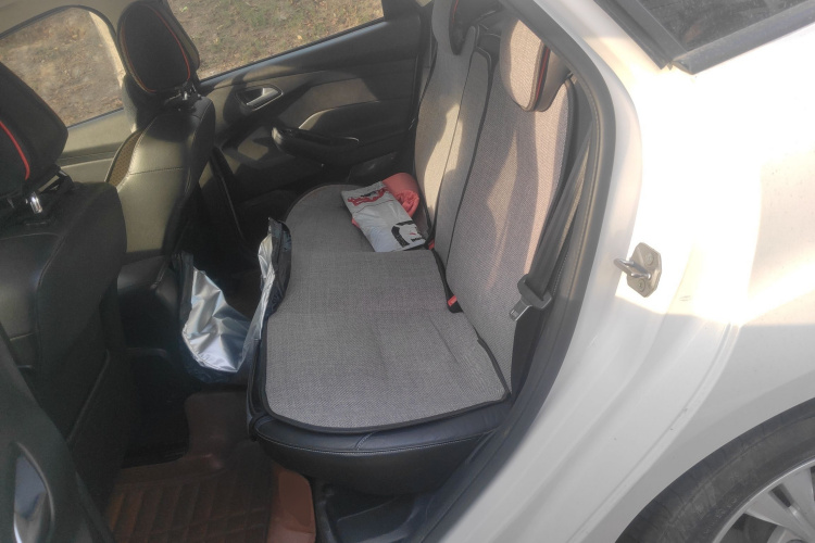 福特 福克斯 2012款 三厢 1.6L 手动风尚型中控内饰21