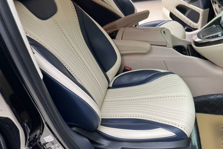 奔驰 威霆 2021款 2.0T 商务版 7座中控内饰7012