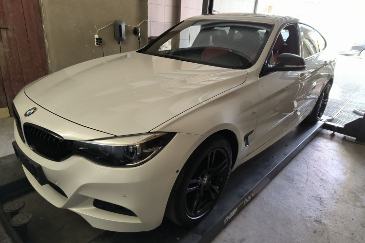 宝马3系GT 2020款 320i M运动曜夜版车身外观1