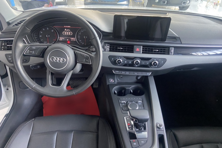 奥迪A4L 2019款 40 TFSI 进取型 国VI中控内饰7001