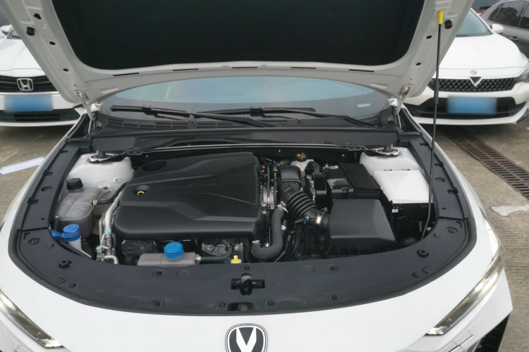 长安UNI-V 2023款 1.5T 尊贵型机舱底盘24