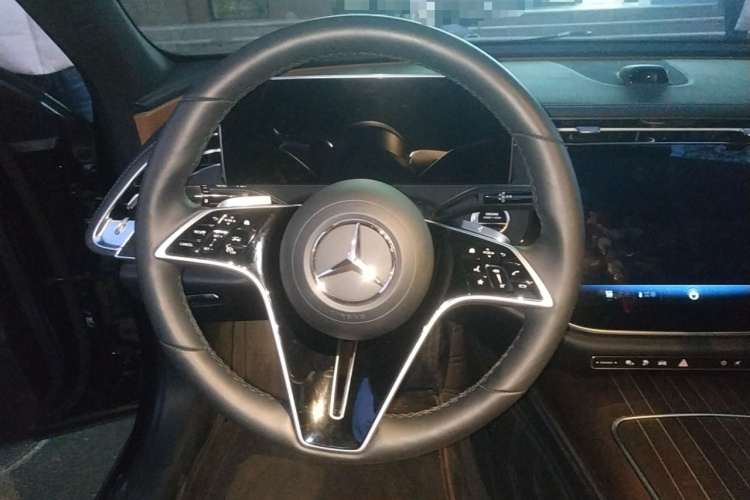 奔驰E级新能源 2024款 E 350 e L 插电式混合动力轿车中控内饰13