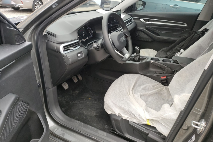 吉利汽车 帝豪 2025款 第4代 1.5L 手动龙腾版中控内饰7003