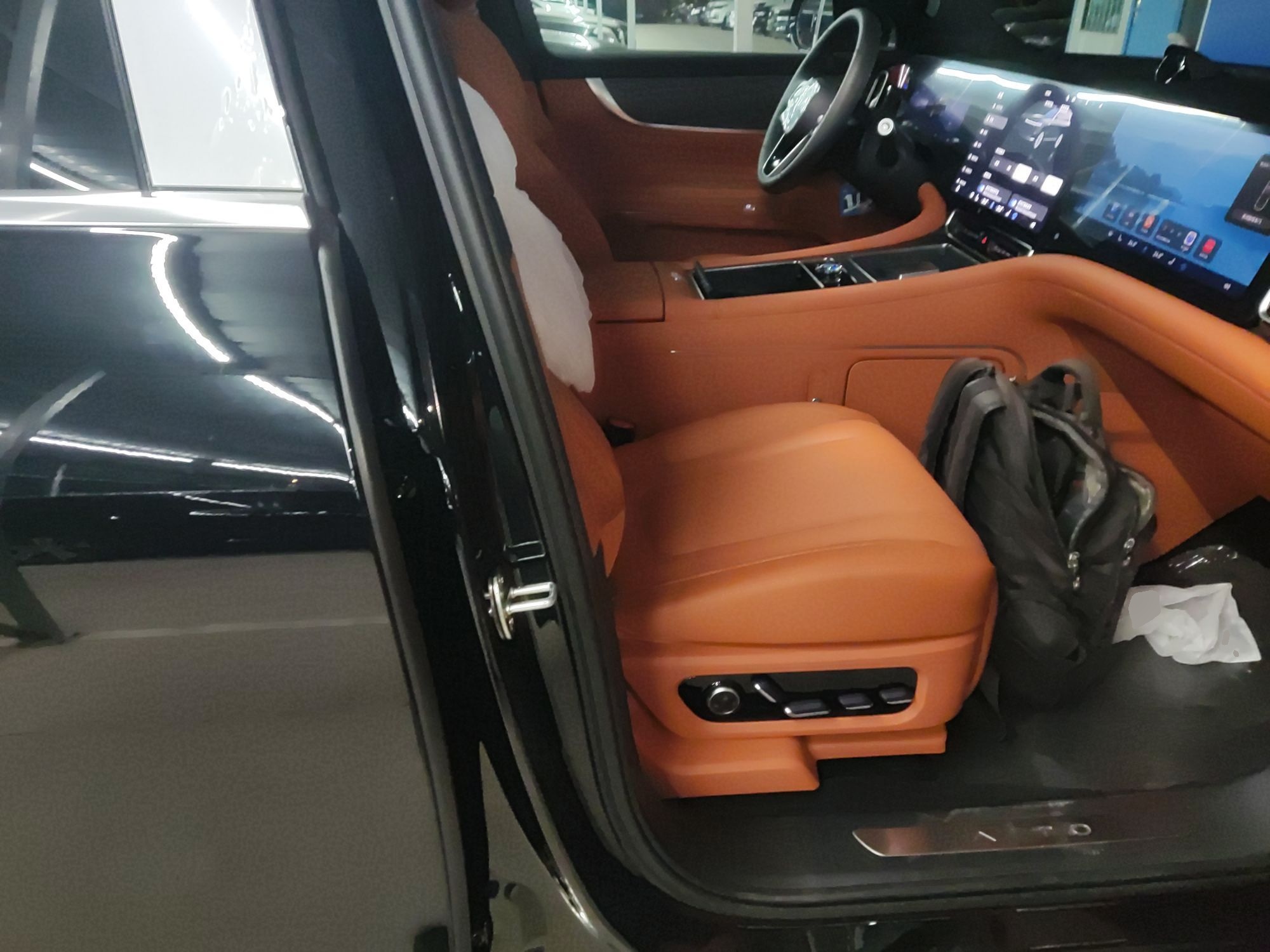 鸿蒙智行 问界M9 2025款 增程 Ultra版 52kWh 6座版