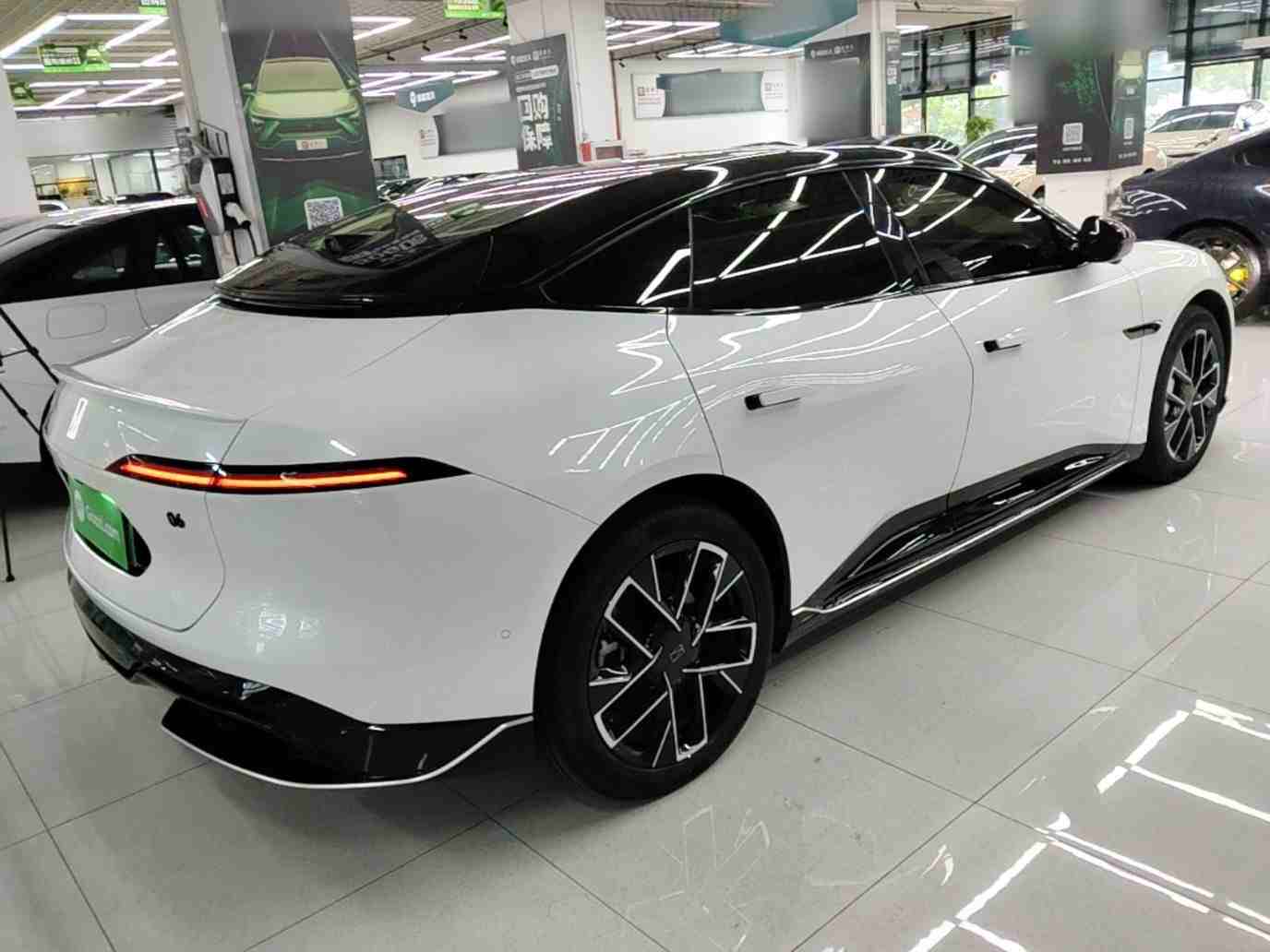 车辆右后45度视角展示