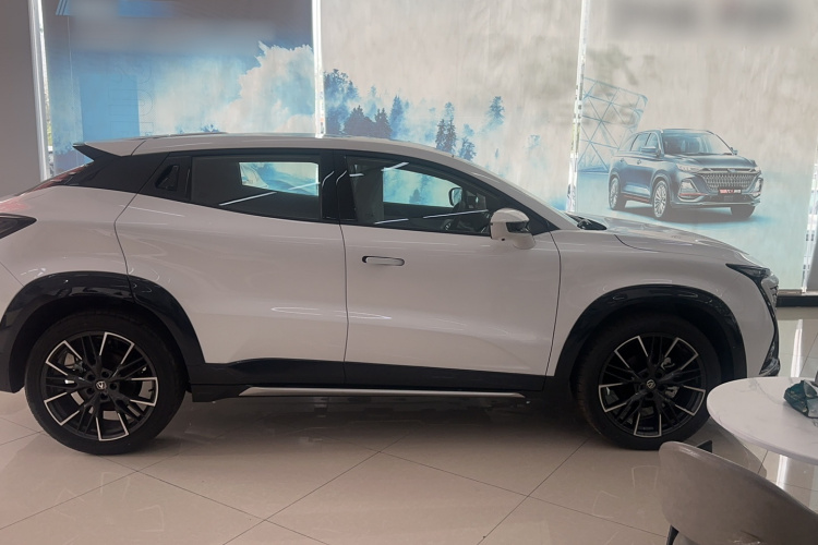 长安UNI-T 2023款 第二代 1.5T 尊贵型车身外观6002