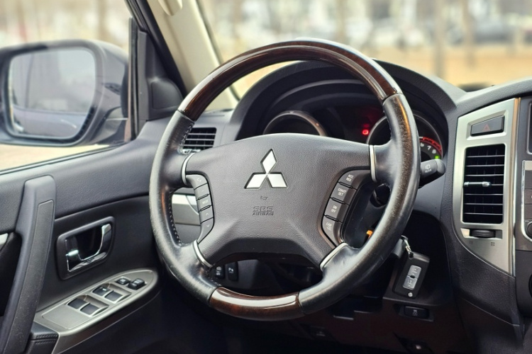 三菱 帕杰罗(进口) 2016款 3.0L 自动尊贵版 国V局部细节13