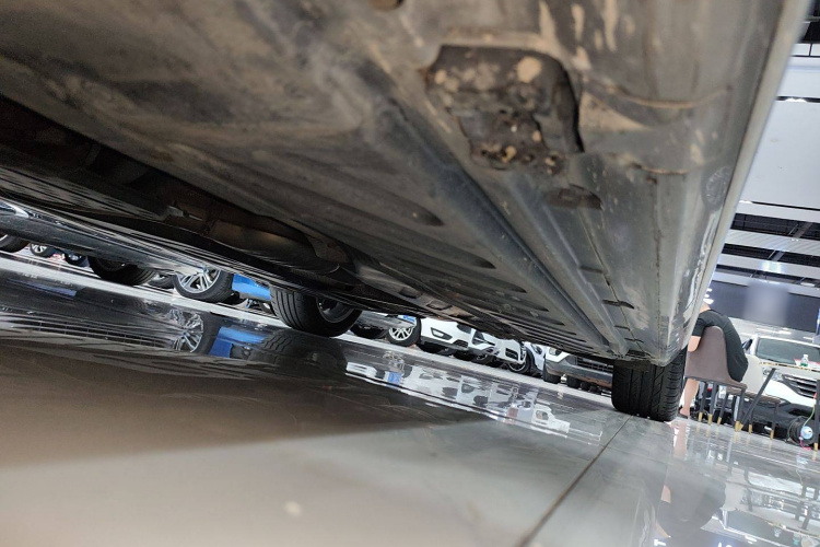 奔驰C级 2019款 改款 C 260 L 运动版机舱底盘30