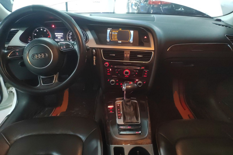 奥迪A4L 2015款 35 TFSI 自动舒适型中控内饰12