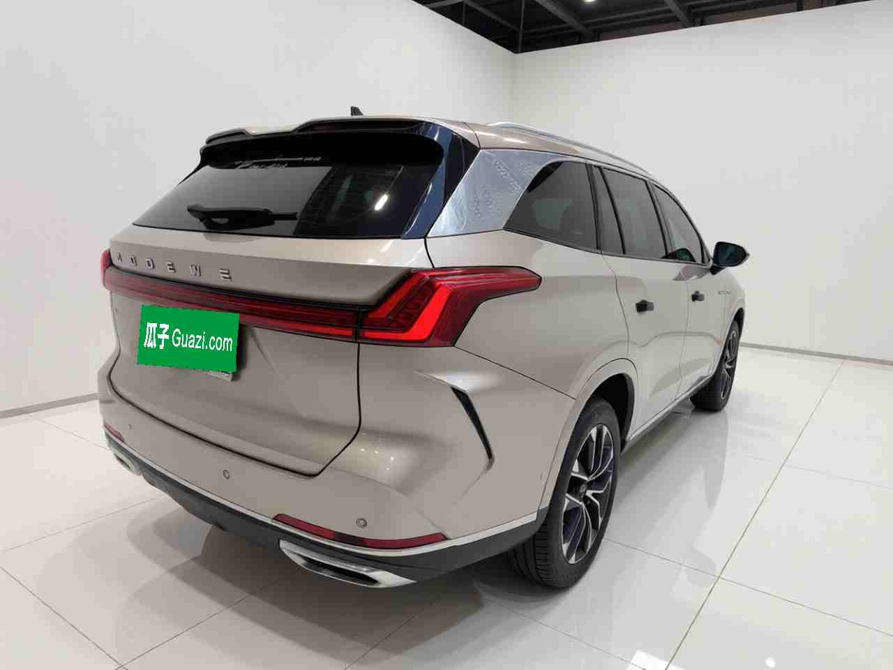车辆右后45度外观展示