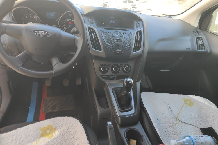 福特 福克斯 2012款 两厢 1.6L 手动舒适型中控内饰12