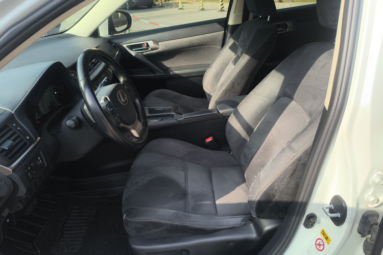 雷克萨斯CT 2017款 CT200h 精英版 单色 国V中控内饰19