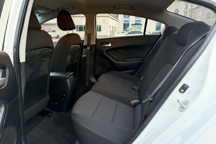 起亚K3 2016款 1.6L 手动GL中控内饰7004