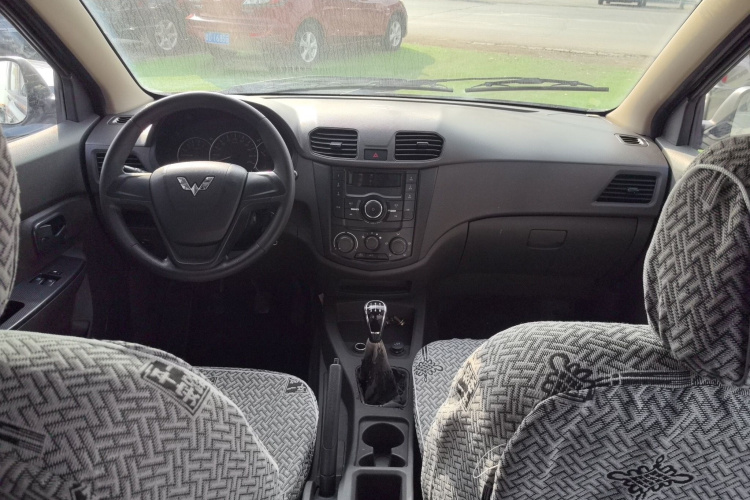 五菱汽车 五菱宏光 2015款 1.5L S 基本型国IV中控内饰12