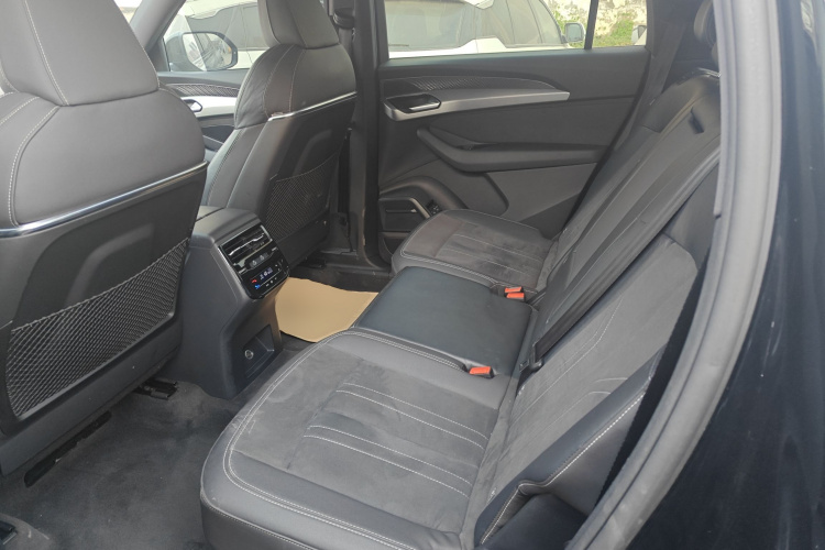 奥迪Q6 2023款 40 TFSI quattro 观云型 Light 飞骑套装中控内饰21