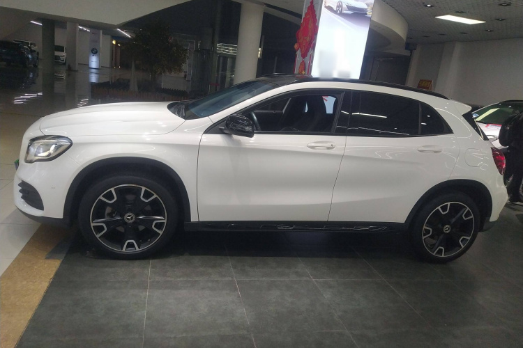 奔驰GLA 2018款 GLA 220 4MATIC 运动型车身外观4