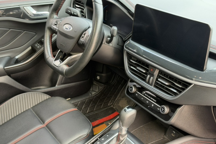 福特 福克斯 2022款 三厢 EcoBoost 180 自动ST Line中控内饰7011