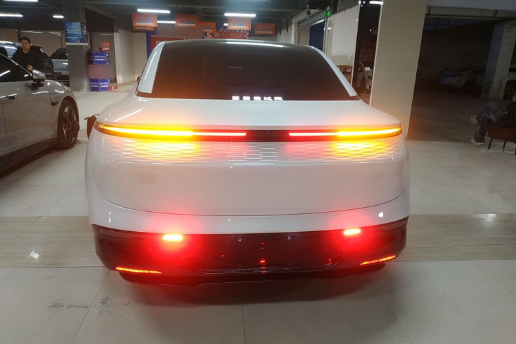 极氪007 2025款 长续航后驱智驾版 100kWh车身外观6