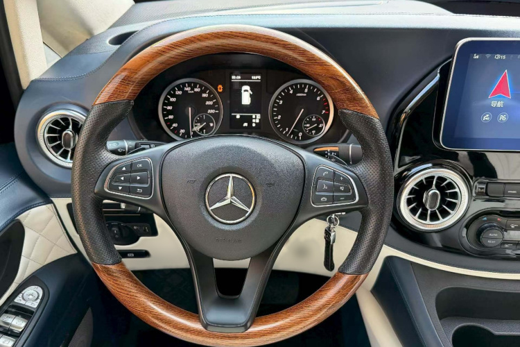 奔驰 威霆 2021款 2.0T 精英版 7座中控内饰7008