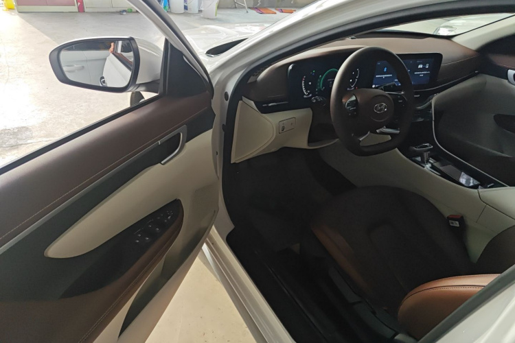 现代 名图 2021款 1.8L CVT GLX精英版中控内饰7003