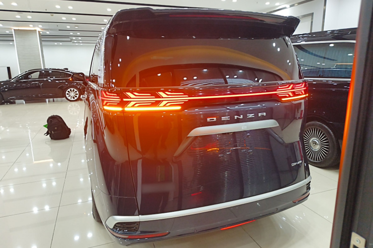 腾势D9 2024款 DM-i 980 四驱尊荣型车身外观6