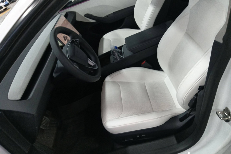 特斯拉 Model 3 2023款 后轮驱动版中控内饰19